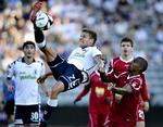 Underholdning. Kvinder elsker mænd, og mænd elsker fodbold. Men med de nye tider for tv-transmissioner, der betyder, at Superligakampene spilles fredag, lørdag, søndag og mandag, kan kærlighedsforholdene komme i knibe. 