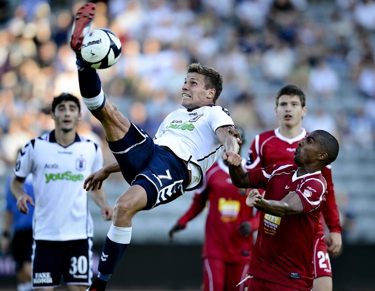 Underholdning. Kvinder elsker mænd, og mænd elsker fodbold. Men med de nye tider for tv-transmissioner, der betyder, at Superligakampene spilles fredag, lørdag, søndag og mandag, kan kærlighedsforholdene komme i knibe. 