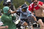 Udfordring. Albero Contador angreb i mere end en forstand, da feltet skulle til det berømte skisportssted under Tour de France i 2011. 