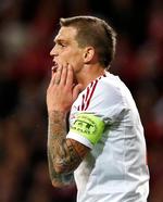knoglebrud. Daniel Agger er sluppet nådigt efter danskeren blev båret fra banen i Liverpools kamp mod Manchester United søndag. 