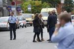 Knivopgør. Her blev to personer stukket ned. Politiet er i gang med at udspørge vidner og samle spor fra gerningsstedet i Vanløse, der er blevet afspærret. 