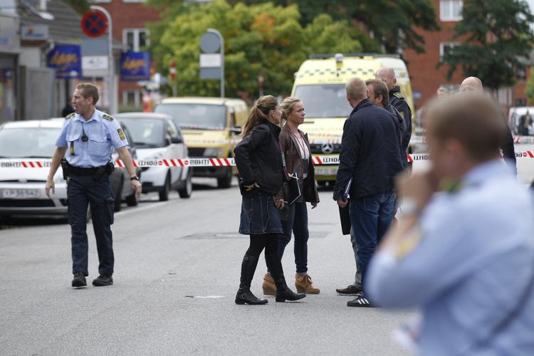 Knivopgør. Her blev to personer stukket ned. Politiet er i gang med at udspørge vidner og samle spor fra gerningsstedet i Vanløse, der er blevet afspærret. 