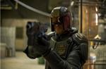 ACTIONBRAG. Judge Dredd spilles af Karl Urban, der ganske efter fan-kravenes forskrifter ikke viser sit ansigt under hele filmen. 