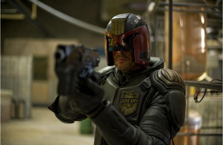 ACTIONBRAG. Judge Dredd spilles af Karl Urban, der ganske efter fan-kravenes forskrifter ikke viser sit ansigt under hele filmen. 