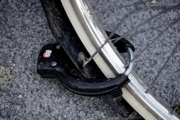 TYVESTOP. To savnede midler mod cykeltyvene - en åbning af politiets register over stjålne cykler og et stop for anonyme taletidskort - overvejes af langsomme arbejdsgrupper. 