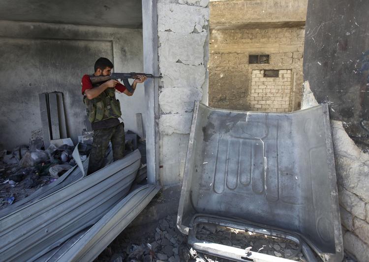 To skandinaviske mænd træner oprørssoldater i det nordlige Syrien, skriver The Daily Telegraph. 