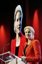 Tale. »Vi står med et problem, og vi står også med et fælles problem. Det er både erhvervslivet og regeringen, som skal bidrage til at løse de udfordringer«, siger Helle Thorning-Schmidt på DI's årsmøde. 