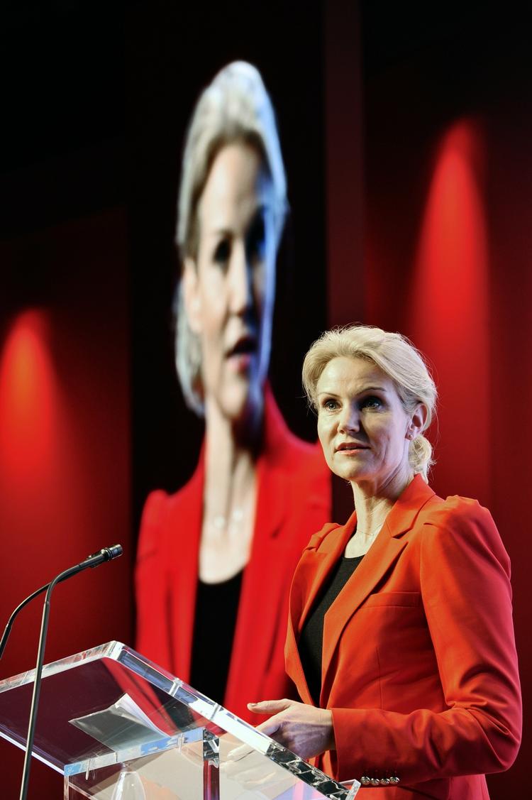 Tale. »Vi står med et problem, og vi står også med et fælles problem. Det er både erhvervslivet og regeringen, som skal bidrage til at løse de udfordringer«, siger Helle Thorning-Schmidt på DI's årsmøde. 