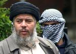 UDLEVERING. Abu Hamza - her fotograferet med en tilhænger foran Finsbury Park-moskeen i London - skal nu sendes til USA, hvor han retsforfølges for en stribe terroranklager. 