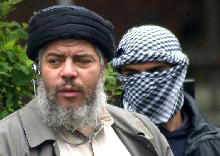 UDLEVERING. Abu Hamza - her fotograferet med en tilhænger foran Finsbury Park-moskeen i London - skal nu sendes til USA, hvor han retsforfølges for en stribe terroranklager. 