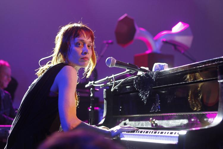 Løsladt. 35-årige Fiona Apple har indrømmet, at et undseeligt kvantum hash og pot i turbussen tilhørte hende. Sangeren måtte tilbringe en nat i fængel, før hun kunne købe sig fri mod kaution. Efterfølgende har sangeren og fængselsvæsenet i Texas fået et solidt skænderi i gang. 