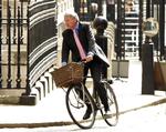 UDFALD. Andrew Mitchell skældte tilsyneladende betjente hæder og ære fra, da de ikke ville åbne sikkerhedsport, så han kunne cykle ind til Downing Street nr. 10. Her ses den konservative gruppeformand i fuld fart på et arkivfoto fra maj 2011. 