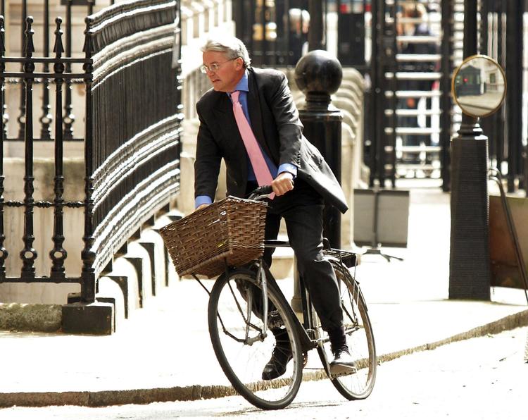 UDFALD. Andrew Mitchell skældte tilsyneladende betjente hæder og ære fra, da de ikke ville åbne sikkerhedsport, så han kunne cykle ind til Downing Street nr. 10. Her ses den konservative gruppeformand i fuld fart på et arkivfoto fra maj 2011. 