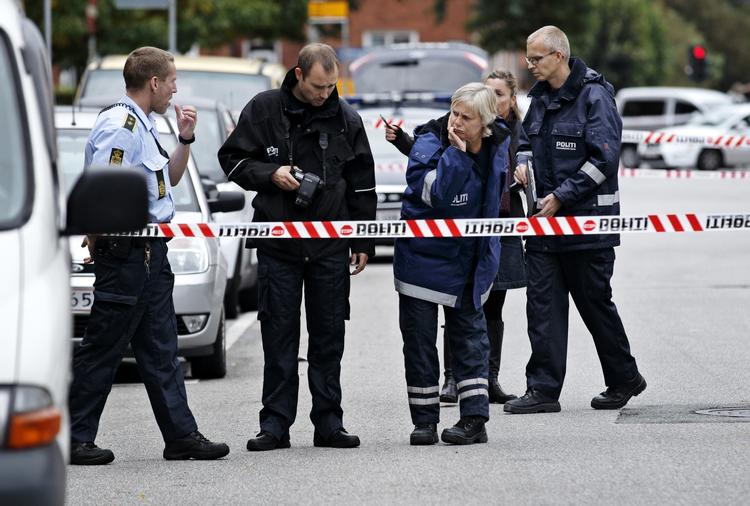 EFTERFORSKNING. Politiet rykket talstærkt ud, da knivangrebet fandt sted. 