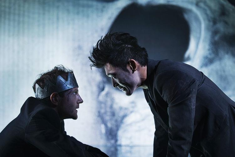 Spejling. Macbeth kæmper med sin egen skygge: Banquo som billede på den menneskelighed, Macbeth har lagt bag sig (Nicolai Dahl Hamilton og Thomas Hwan). 