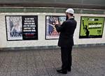 HADPLAKATER. Cyrus McGoldrick fra Rådet for Amerikansk-Islamiske Relationer (CAIR) tager et foto af en af de antiislamiske plakater på Times Square-stationen i det centrale New York. 