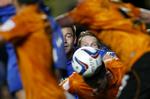 kaos. En Wolves-spiller header væk fra et hjørnespark, mens Chelseas John Terry (midt) kun kan se til. 