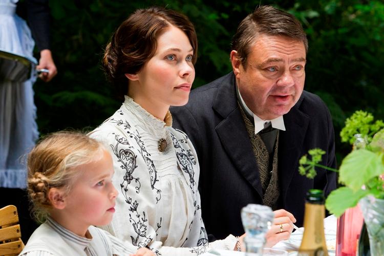 vendepunkt. I det Tommy Kenter dukker op i filmen 'Marie Krøyer' løfter det hele sig, mener Klaus Rifbjerg, som anmelder filmen i magasinet Ekko. 