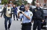 EFTERFORSKNING. Politiet var i går massivt til stede i Vanløse umiddelbart efter knivdrabet på en 21-årig mand. 