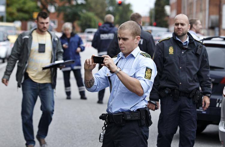 EFTERFORSKNING. Politiet var i går massivt til stede i Vanløse umiddelbart efter knivdrabet på en 21-årig mand. 