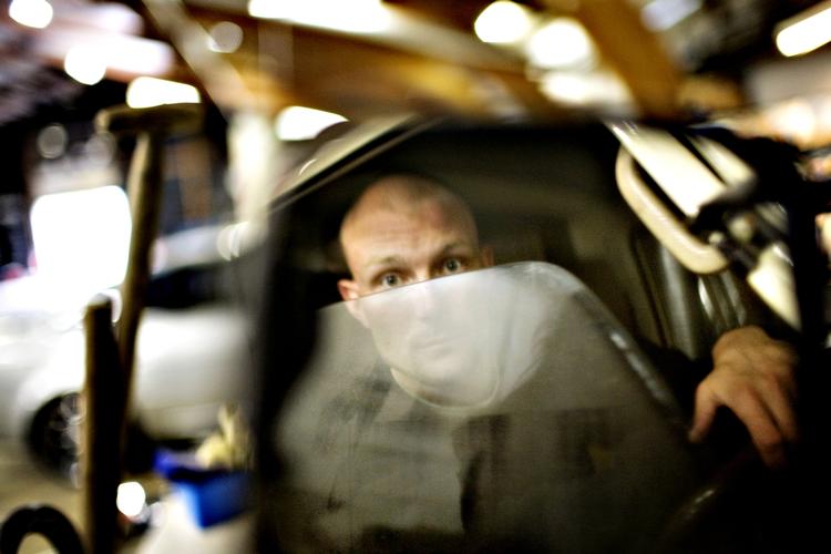 Klam. Orgi-E alias Emil Simonsen vrider atter en gang kreativitet ud af sit beskidte alter ego, Klamfyr. Men under overfladen lurer en nyvunden alvor. 