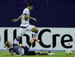 straffet. Domagoj Vida (liggende) får tacklet FC Portos James Rodriguez under en Champions League-kamp i Zagreb 18. september. 