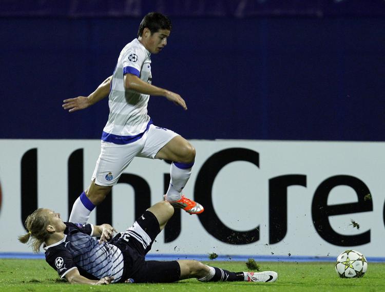straffet. Domagoj Vida (liggende) får tacklet FC Portos James Rodriguez under en Champions League-kamp i Zagreb 18. september. 