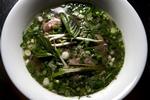 Hot. Phó-suppen er en sikker klassiker i det vietnamesiske gadekøkken. Den fungerer både som frokost og natmad. Her ses en variant fra restauranten Lê Lê nhà hàng. 