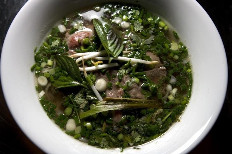 Hot. Phó-suppen er en sikker klassiker i det vietnamesiske gadekøkken. Den fungerer både som frokost og natmad. Her ses en variant fra restauranten Lê Lê nhà hàng. 
