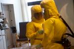 Højrisiko. Læger på Hvidovres højisolationsstue ifører sig isolations-dragter inden de nærmer sig patienter - her under en øvelse. 