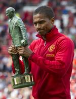 Ude. Så kom turen til årets spiller i Manchester United. Antonio Valencia er også skadet og på krykker. 