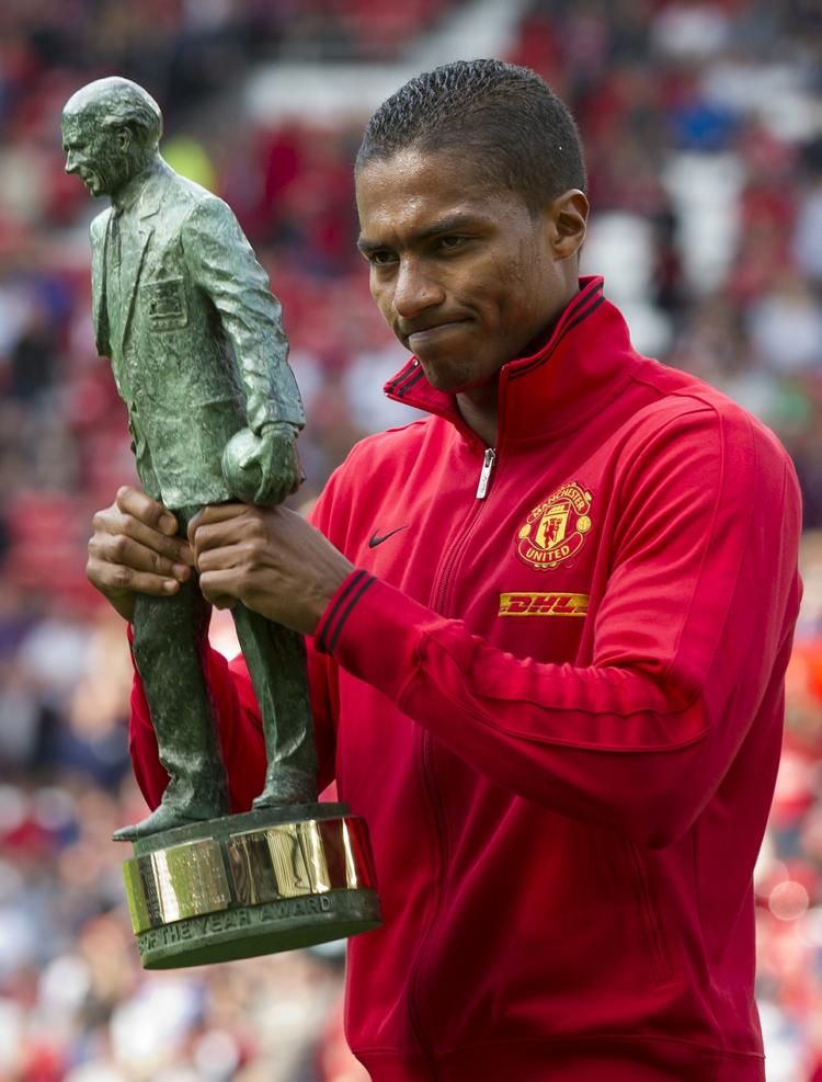Ude. Så kom turen til årets spiller i Manchester United. Antonio Valencia er også skadet og på krykker. 