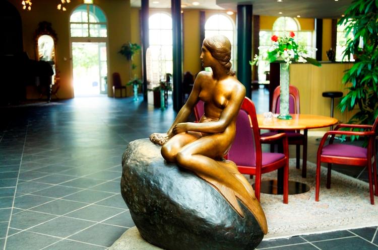 Havfrue. Efter Edvard Eriksen havde færdiggjort den originale skupltur Den Lille Havfrue skabte han tre kopier. En af dem ejes af en jyde, der nu vil leje den ud. 