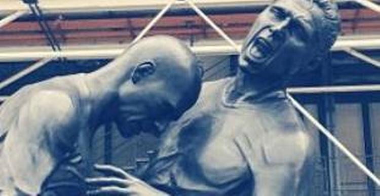 skallen. Zinedine Zidane pander Marco Materazzi ned i bronze foran Pompidou-centeret i Paris. 