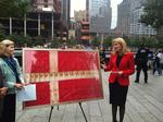 Overdragelse. Statsminister Helle Thorning-Schmidt (S) overdrager det danske flag, der blev fundet  i ruinerne efter World Trade Center. 