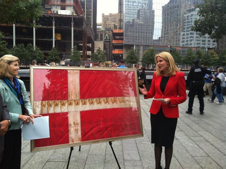 Overdragelse. Statsminister Helle Thorning-Schmidt (S) overdrager det danske flag, der blev fundet  i ruinerne efter World Trade Center. 