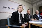 Forsvarer for den kurdiske tv-station Roj TV Bjørn Elmquist yderst til venstre ser frem til mindst én retssag mere. Ved siden af ham sidder direktør Imdat Yilmaz og bestyrelsesformand Jamil Bozo. 
