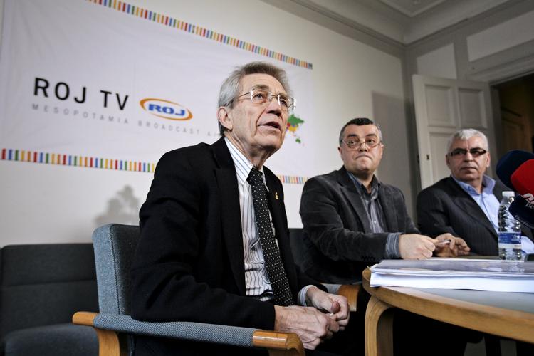 Forsvarer for den kurdiske tv-station Roj TV Bjørn Elmquist yderst til venstre ser frem til mindst én retssag mere. Ved siden af ham sidder direktør Imdat Yilmaz og bestyrelsesformand Jamil Bozo. 
