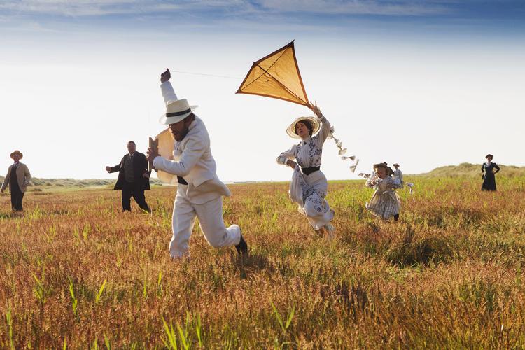 Genskær. Der er tale om fornemt håndværk i Bille August og fotograf Dirk Brüels historiske genskabelse af det berømte lys over Skagens strande, som vi kender fra Skagensmalernes kunst. 