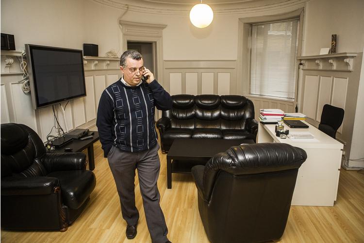 Afviser. Direktør for Roj TV, Imdat Yilmaz afviser, at stationen mangler at indsende materiale, der skal ligge til grund for Radio- og tv-nævnets endelige afgørelse. 