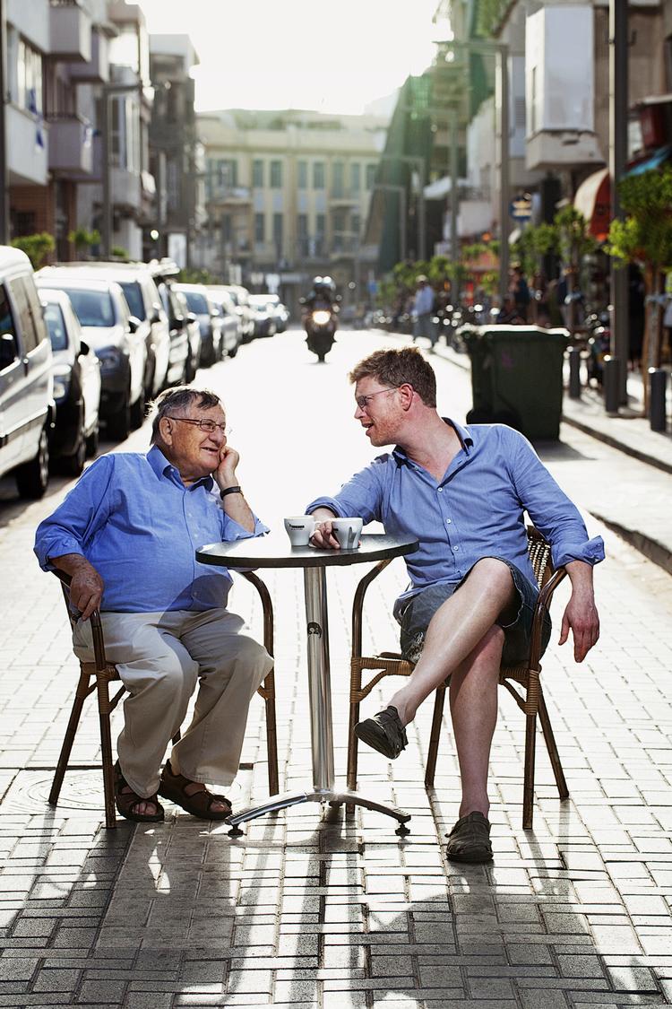 Holdninger. Den gamle chefredaktør og den unge korrespondent  diskuterer krig, fred og verdenspolitik - blandt meget andet. 