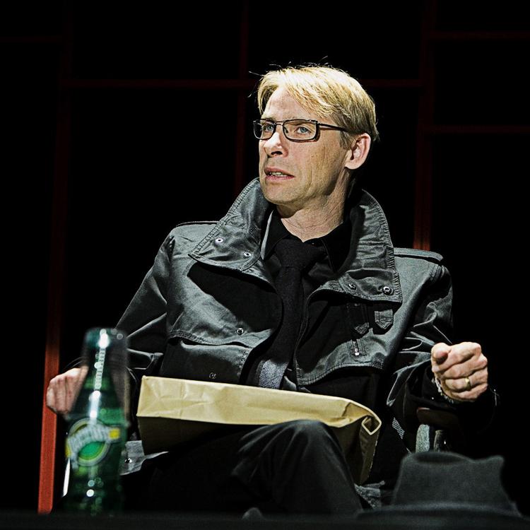 Spændvidde. Thomas Mørk ses ofte i komikerfaget, men han mestrer alle genrer - som her i forestillingen 'En smule stilhed før stormen' på  Husets Teater. 