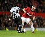 pokaldyst. To temperamentsfulde herrer er tilbage efter skader og i clinch i pokalkampen mellem Manchester United og Newcastle. Til venstre Cheick Tiote og til højre Wayne Rooney. 