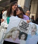 Teresa Amen demonstrerer mod, at hendes en søn, Michael Martinez, har siddet ni år i isolationsfængsel i Pelican Bay State Prison i Californien. 