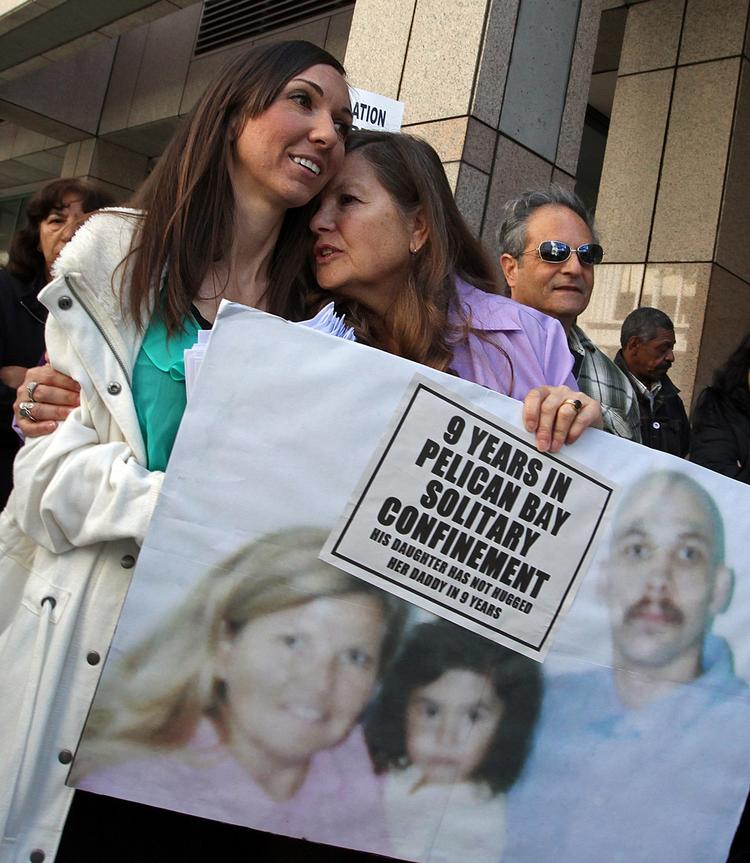 Teresa Amen demonstrerer mod, at hendes en søn, Michael Martinez, har siddet ni år i isolationsfængsel i Pelican Bay State Prison i Californien. 