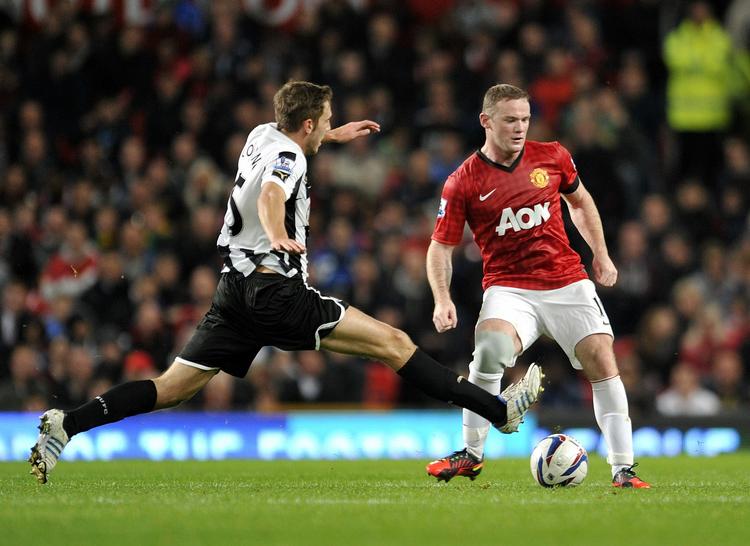 comeback. Wayne Rooney (th) spiller stadig med en forbinding om det lår, der fik en slem dyb flænge efter en tackling med jerndupper. 