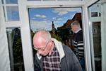 Røg. Flemming Pedersen (tv.) og Poul Smith er triste over skænderiet med genboen, men glade for, at hans skorsten er kendt ulovlig. Foto: Marius Nyheim 