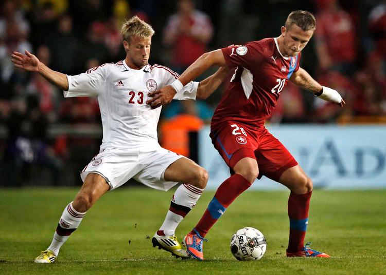 underligt. Tobias Mikkelsen (tv) har gjort det godt på landsholdet, men varmer stadig bænken i Fürth. 