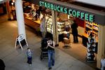 Boom. I 2003 åbnede Starbucks sin første danske filial i Kastrup Lufthavn. Mange flere er nu på vej, da kaffegiganten planlægger på et stort rykind i Skandinavnien. 