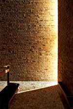 Magien. Flere af Inger og Johannes Exners kirker er kubisk rationelle at se til udefra, men indenfor sker der noget. Her Nørrelandskirken i Holstebro. 